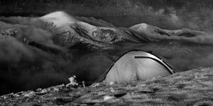 Slika šator ispod noćnog neba u crno-bijelom dizajnu
