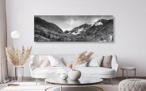 Slika majestetične planine s jezerom u crno-bijelom dizajnu