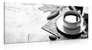 Slika šalica kave u jesenjem dizajnu u crno-bijelom dizajnu