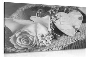 Slika ruža i srdašce u juti u crno-bijelom dizajnu