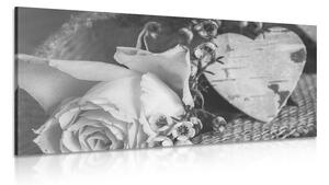 Slika ruža i srdašce u vintage crno-bijelom dizajnu