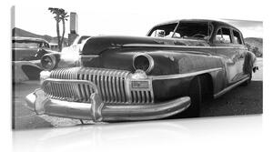 Slika hrđav auto u odlagalištu starih automobila u crno-bijelom dizajnu