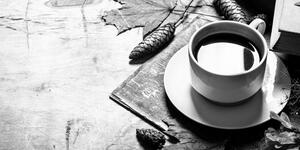 Slika šalica kave u jesenjem dizajnu u crno-bijelom dizajnu