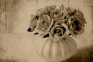 Slika ruža u vazi u sepijastom tonu