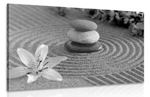Slika Zen vrt i kamenje u pijesku u crno-bijelom dizajnu