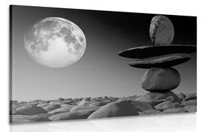 Slika poslagano kamenje u mjesečini u crno-bijelom dizajnu
