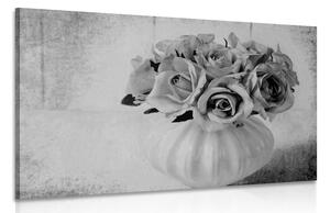Slika ruža u vazi u crno-bijelom dizajnu