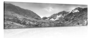 Slika majestetične planine s jezerom u crno-bijelom dizajnu