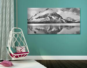 Slika jezero blizu prekrasne planine u crno-bijelom dizajnu