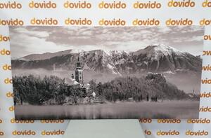 Slika crkva kod jezera Bled u Sloveniji u crno-bijelom dizajnu