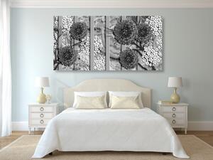 Slika apstraktno cvijeće na mramorastoj pozadini u crno-bijelom dizajnu