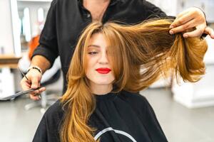 Fotografija Beautiful young woman getting her hair cut, Su Arslanoglu