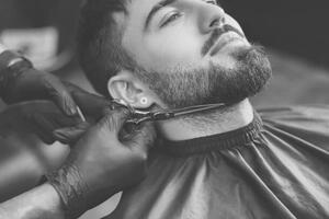 Fotografija Professional hairdresser working with bearded client, Liudmila Chernetska