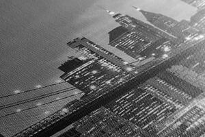 Slika divan most u Brooklynu u crno-bijelom dizajnu