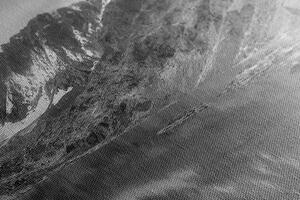 Slika majestetične planine u crno-bijelom dizajnu