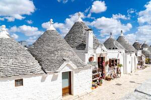 Fotografija White Trulli huts in summer, Alberobello, Puglia, Roberto Moiola / Sysaworld