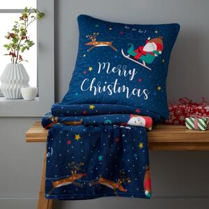 Crveno-plava dječja deka 170x130 cm Santa's Christmas Wonderland - Catherine Lansfield