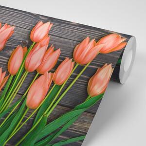 Fototapeta narančasti tulipani na drvenoj podlozi