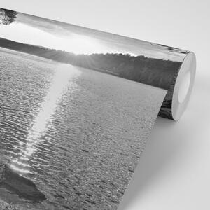 Fototapeta zalazak sunca iznad jezera u crno-bijelom