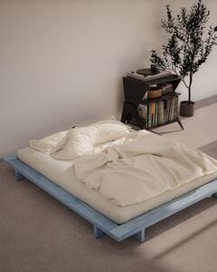 Svijetlo plavi bračni krevet od masivnog bora s podnicom 160x200 cm Japan – Karup Design