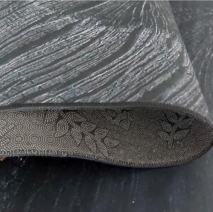 Jednostavan crni tepih sa zanimljivim detaljima Širina: 60 cm | Duljina: 100 cm