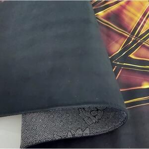 Crni tepih s hrabrim uzorkom Širina: 60 cm | Duljina: 100 cm
