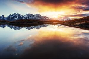 Fototapeta blistav zalazak sunca iznad planinskog jezera