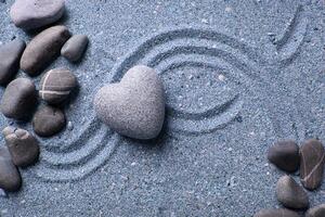 Fototapeta srce od kamena na pijesku