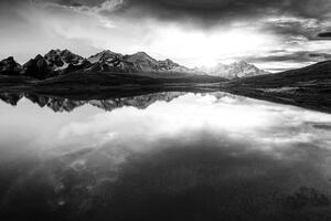 Fototapeta crno-bijelo planinsko jezero