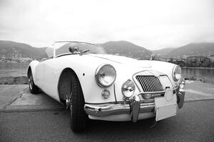 Fototapeta luksuzno crno-bijelo starodobno vozilo