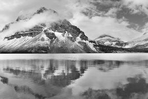 Fototapeta jezero u blizine planine u crno-bijelom