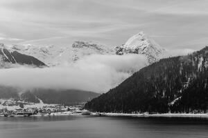 Fototapeta zimski krajolik u crno-bijelom