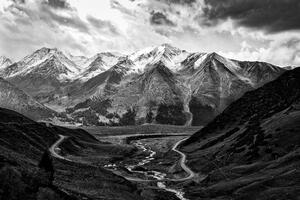 Fototapeta planinska panorama u crno-bijelom