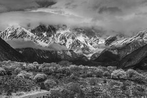 Fototapeta jedinstveni crno-bijeli planinski krajolik