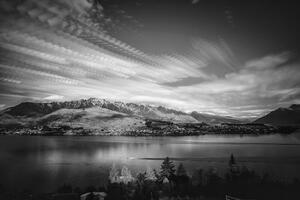 Fototapeta predvečernje crno-bijelo jezero
