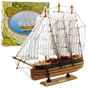 Model jedrenjaka s tri jarbola bijela jedra 39 × 36 cm