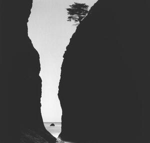 Fotografija The ocean seen through a crevice in shadowed cliff, Zeb Andrews, (40 x 40 cm)