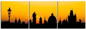 Slika na platnu - Siluete tornjeva i kipova u Pragu - panorama 5112B (150x50 cm)