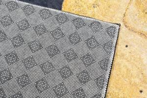 Crni dizajnerski tepih s apstraktnim uzorkom Širina: 120 cm | Duljina: 170 cm