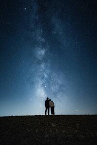 Umjetnička fotografija Embraced romantic couple enjoying a starry, Daniel Garrido, (26.7 x 40 cm)