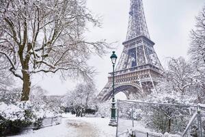 Umjetnička fotografija Scenic view of Eiffel tower on snowy day, encrier, (40 x 26.7 cm)