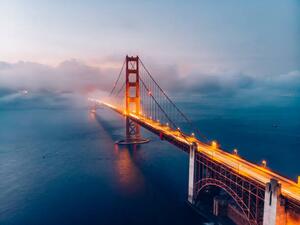 Umjetnička fotografija Red Golden Gate Bridge under a foggy sky (Dusk), Ian.CuiYi, (40 x 30 cm)