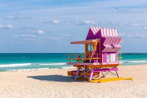 Umjetnička fotografija Pink lifeguard hut at South Beach, Miami, USA, Alexander Spatari, (40 x 26.7 cm)