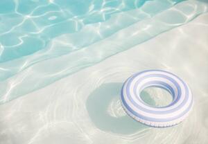 Umjetnička fotografija Inflatable ring in a swimming pool, mrs, (40 x 26.7 cm)