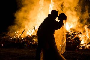 Umjetnička fotografija Bride and Groom silhouette with Fire behind them, Ellen LeRoy Photography, (40 x 26.7 cm)