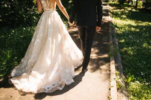 Umjetnička fotografija Bride and groom walking on pavements, JovanaT, (40 x 26.7 cm)