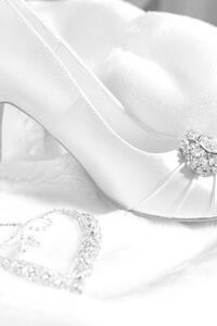 Umjetnička fotografija High-heeled shoes and women's jewelry, diamond, Borisenkov Andrei, (26.7 x 40 cm)