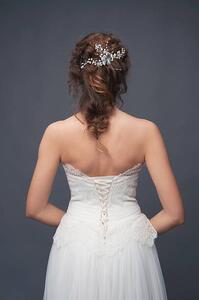 Umjetnička fotografija Bridal fashion. Brunette bride view from the back., different_nata, (26.7 x 40 cm)