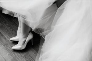 Umjetnička fotografija Morning preparations. Gorgeous bride in white, VAKSMANV, (40 x 26.7 cm)