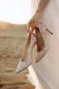Umjetnička fotografija Luxurious high-heeled shoes in the bride's, DAMIENPHOTO, (26.7 x 40 cm)
